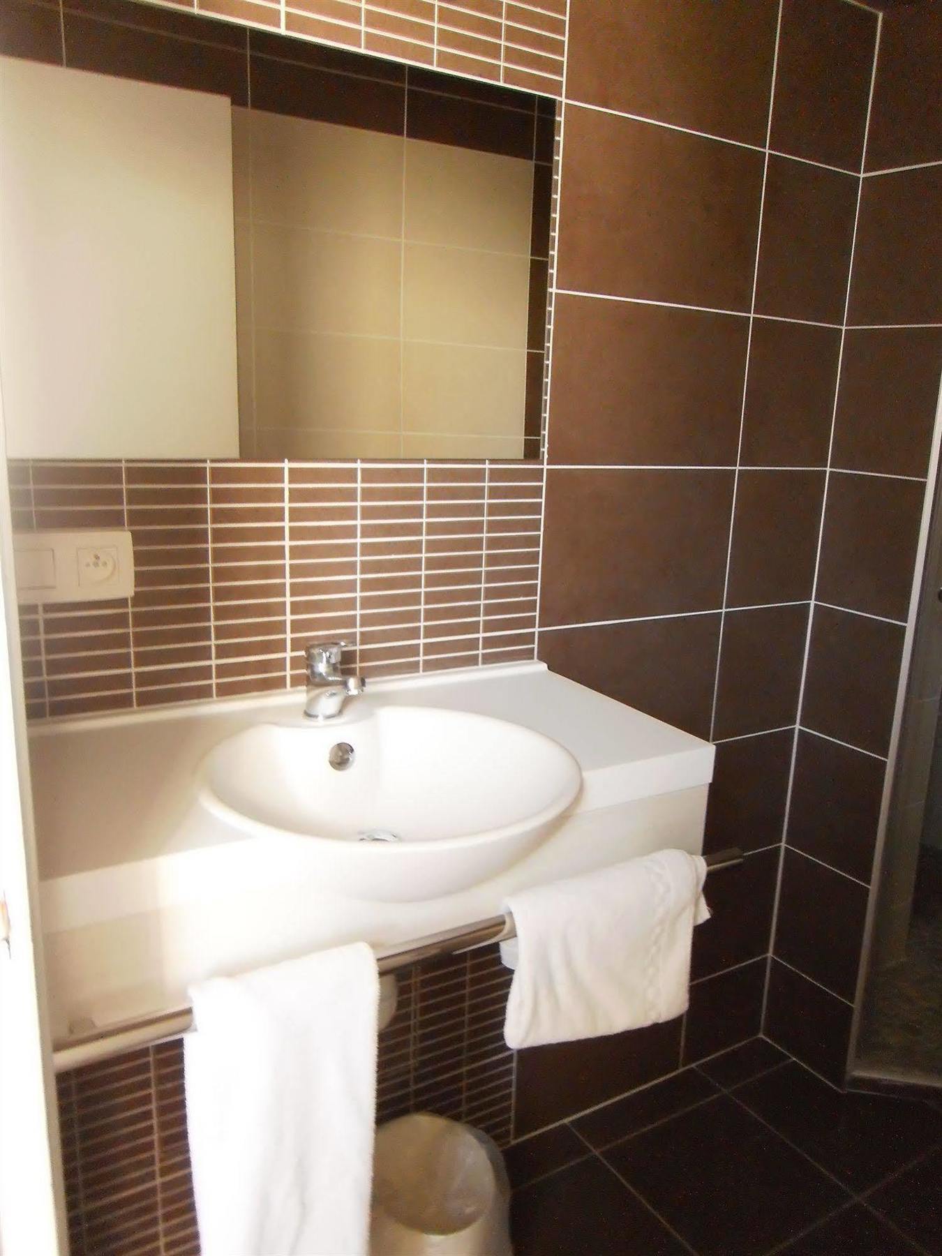 The Originals City, Hotel Dau Ly, Lyon Est Bron Bagian luar foto