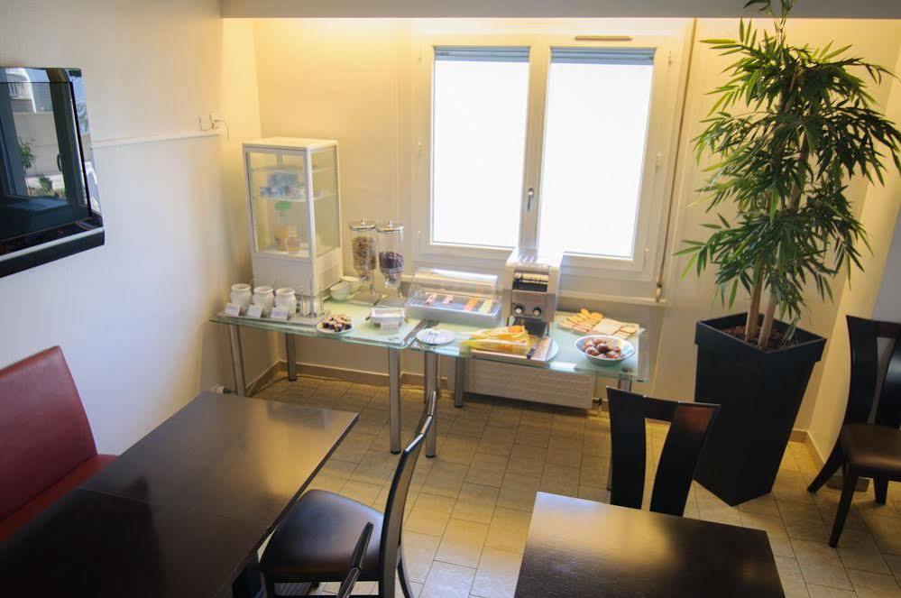 The Originals City, Hotel Dau Ly, Lyon Est Bron Bagian luar foto